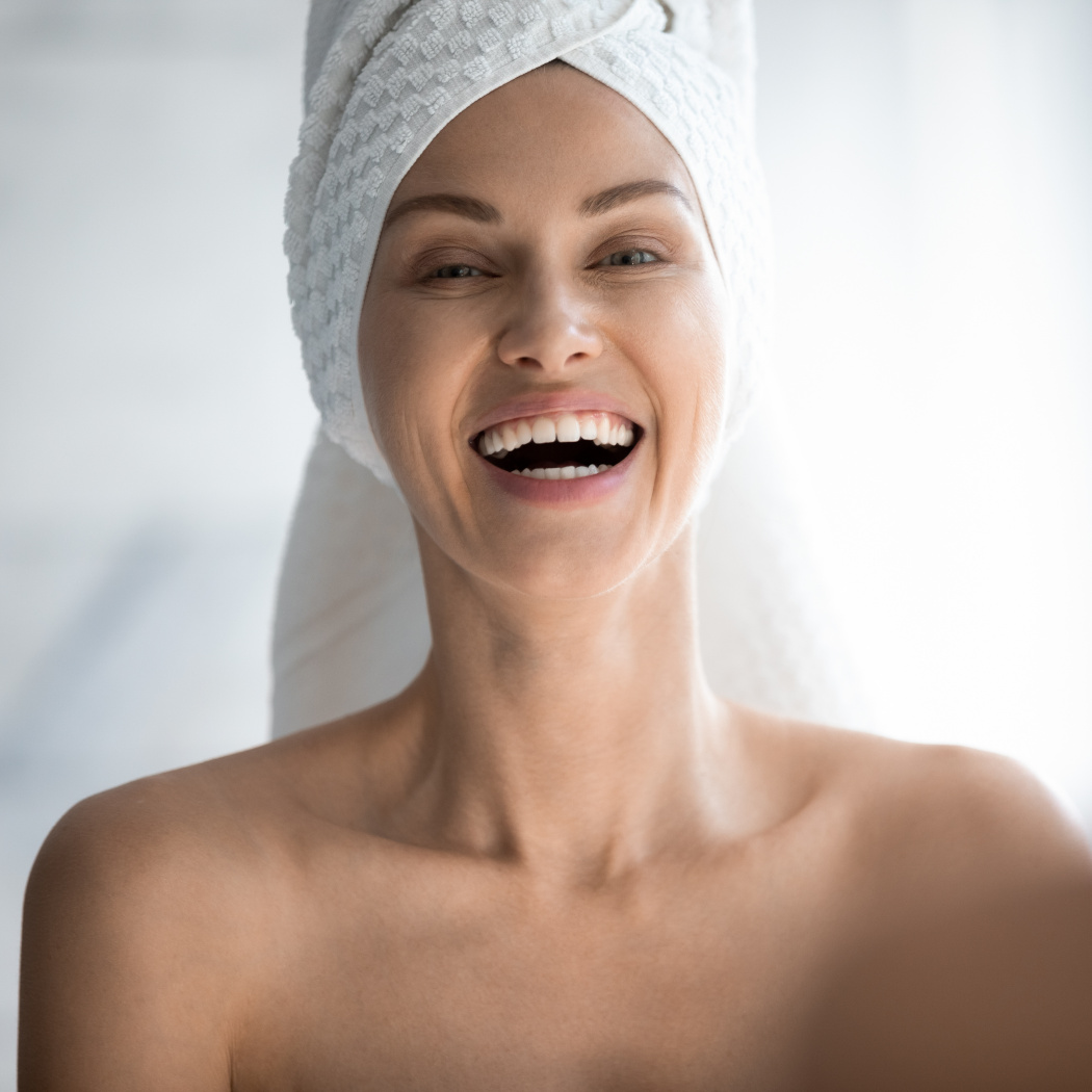 Wybielanie zębów w domu – jak to zrobić? Najlepsze domowe sposoby na hollywoodzki uśmiech